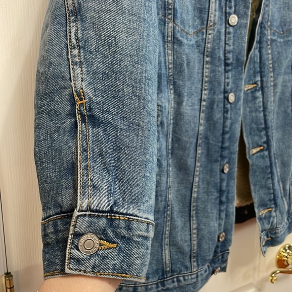 Sherpa-lined Denim Jacket - Picture 5 of 9